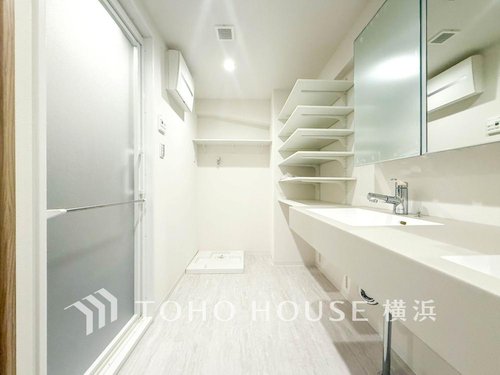 【Powder room】
ご家族の1日が始まり、1日の終わりを締めくくる洗面空間。快適に過ごせることはもちろん、気品や優雅さを兼ね備えたパウダールームです。