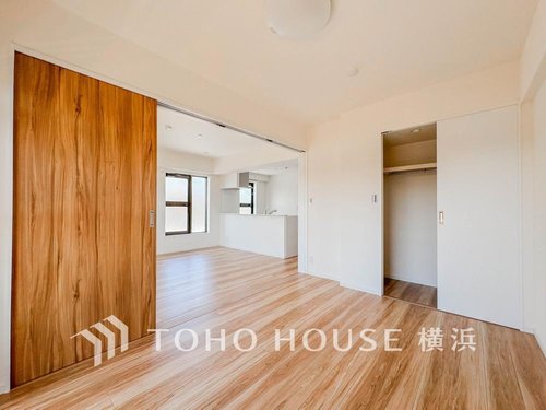 【Room】
1日の疲れを癒し、心地よく寛げるようゆったりとした広さを確保しています。プライベートタイムをより優雅に穏やかに...。落ち着いた雰囲気を紡ぎます。