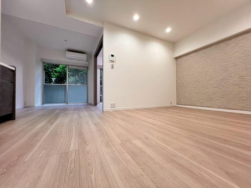 L字型のリビングにはお部屋のトーンを変えるアクセントクロスがございます。家具の設置によってカフェライクお部屋が演出されます!