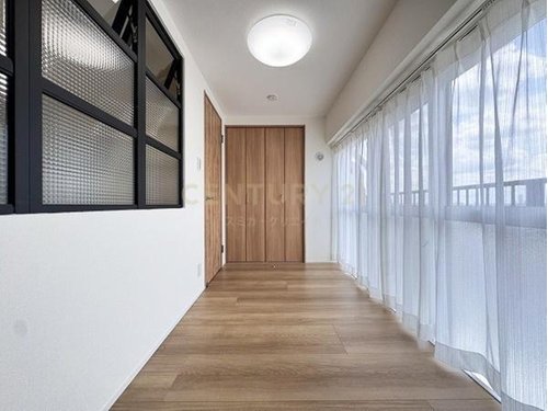 ベッドルーム 約4.2帖/南西向きバルコニーに面している明るいお部屋です。
