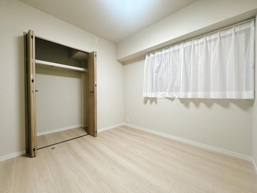 白を基調とした壁や建具に、優しい風合いのフローリングが美しく調和しています。