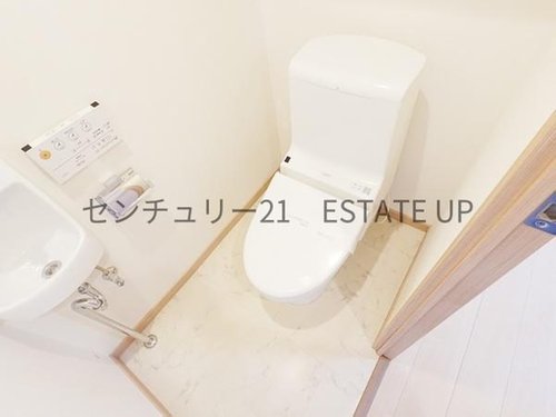 【トイレ】
温水洗浄便座付きのトイレです。