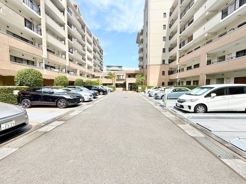 敷地内に設けられた駐車スペース。