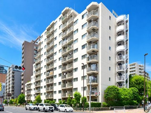 総戸数126戸のビッグコミュニティ。堂々たる佇まいの外観は、この街での特別な暮らしをきっと予感させます。
