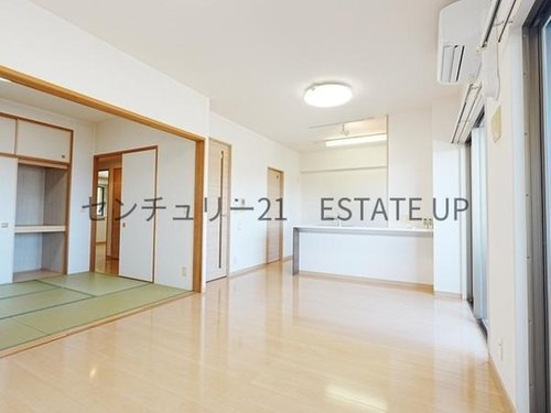 【リビング】
お好きにアレンジして家具を置き、ご家族で安らげる癒しの空間をお作りいただけます。