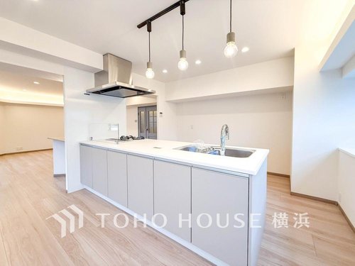 【Kitchen】
ご家族みんなで調理ができる位のスペースを実現したキッチン空間となっております。みんなで作った料理を召し上がりながらの会話は、どのような物になるのでしょうか。
