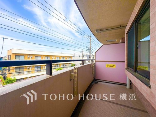 【Balcony】
太陽に愛された邸は、陽当り・通風に優れた魅力的で快適さを追求した邸宅でした。ここに住むからこそ意味がある。そんな特別感に浸りながら、毎日をお過ごしして欲しいです 。