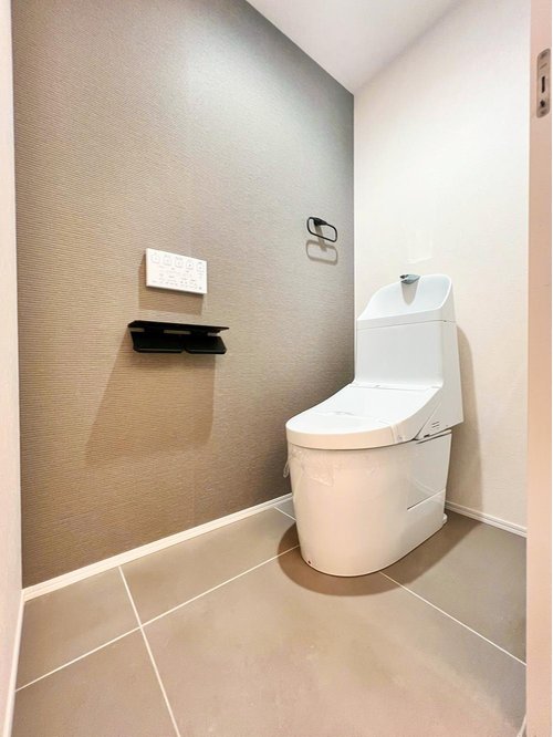 清潔感あふれる洗練されたトイレ空間。手洗いカウンター付きで使い勝手も良く、来客時にも安心。限られた空間を美しくまとめ、日常の快適さをさりげなく高めます。