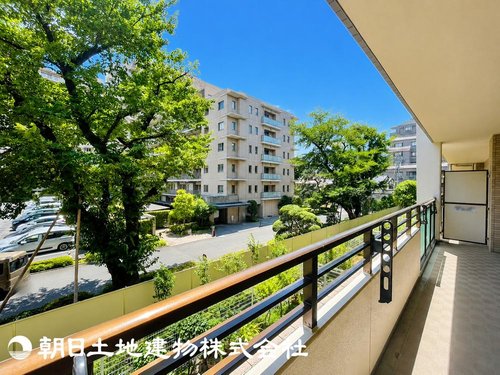 日常を忘れて、開放的なバルコニーでリラックス