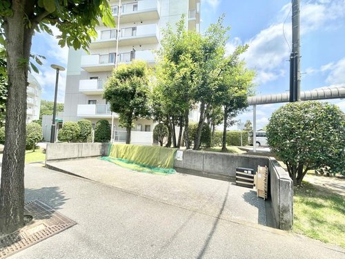 【ゴミ置き場】
使いやすさに配慮した共用ゴミ置場で、常に清潔に保たれています。