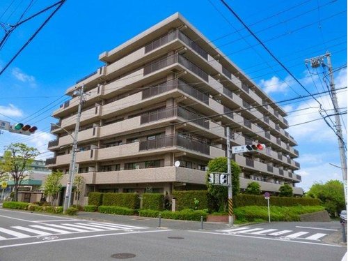 丁寧に管理された外観が良好な住環境を感じさせます。