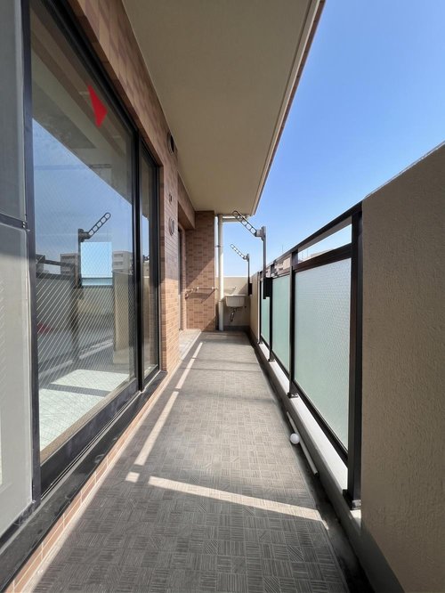 10.8m2の東南向きのバルコニーです!南向きのため陽当たりが良く洗濯物もよく乾きます!是非陽当たりの良さを現地でご体感ください!