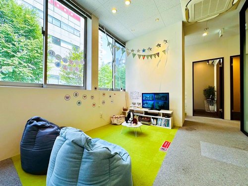 【遊んで待てる♪たのしいキッズスペース】
おままごとセットやブロック、パズル、DVDなど、夢中になれるおもちゃがいっぱい!打ち合わせスペースのすぐ近くにあるので、パパママも安心です♪